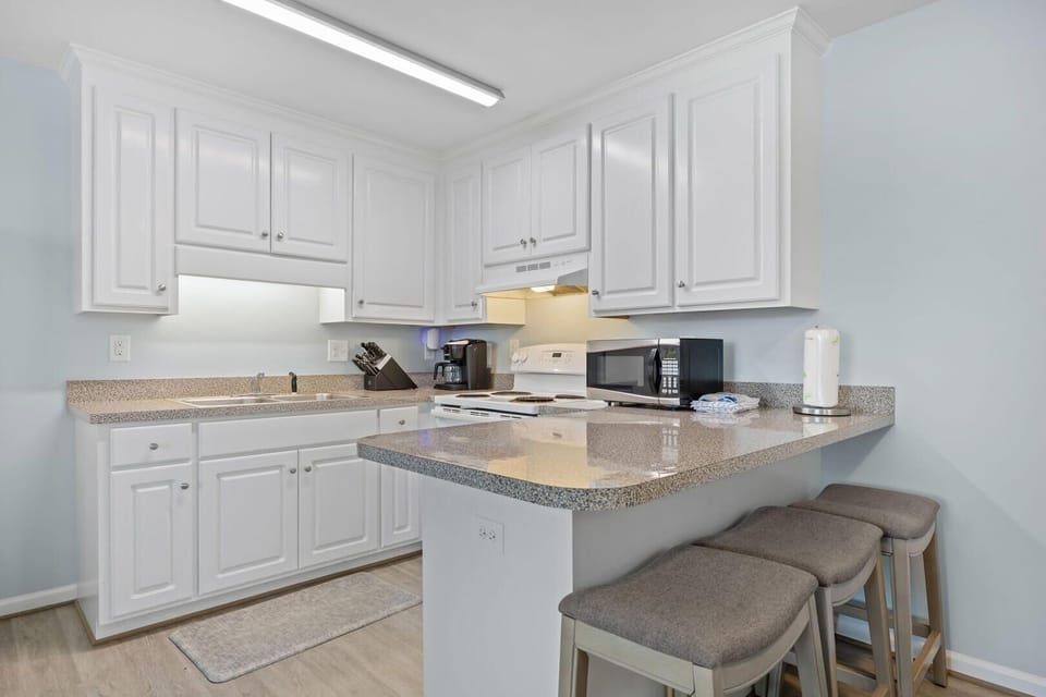 Condo, 3 Bedrooms | Private kitchen | Fridge, oven, coffee/tea maker, toaster