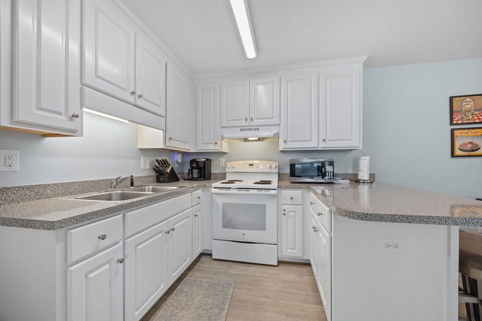 Condo, 3 Bedrooms | Private kitchen | Fridge, oven, coffee/tea maker, toaster