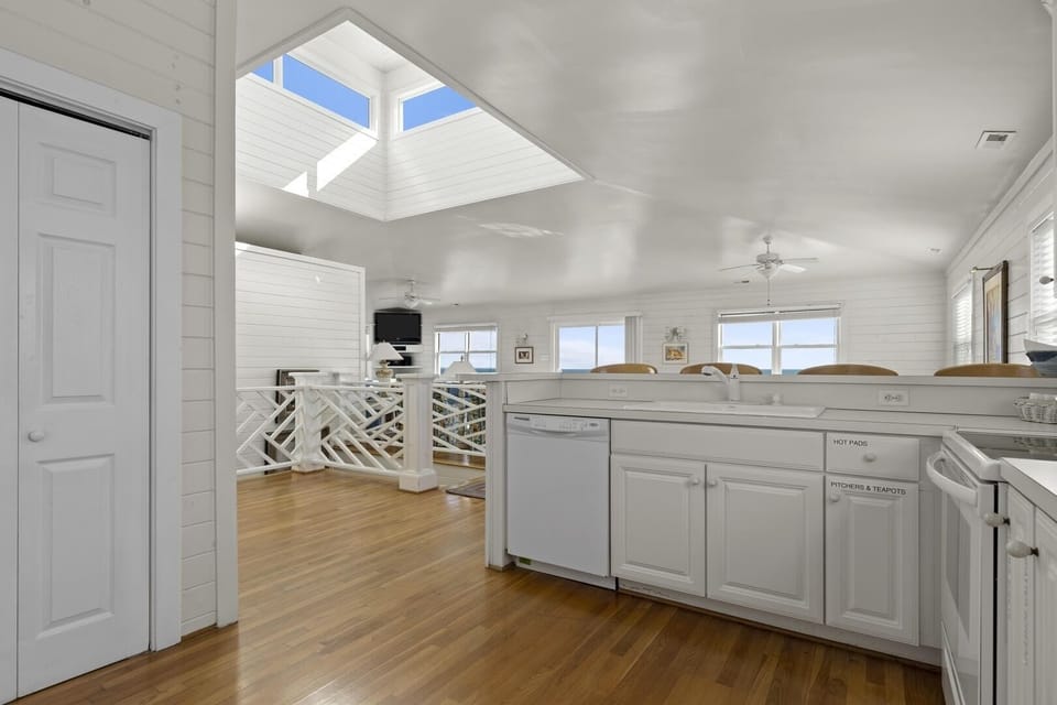 House, 4 Bedrooms | Private kitchen | Fridge, oven, coffee/tea maker, toaster