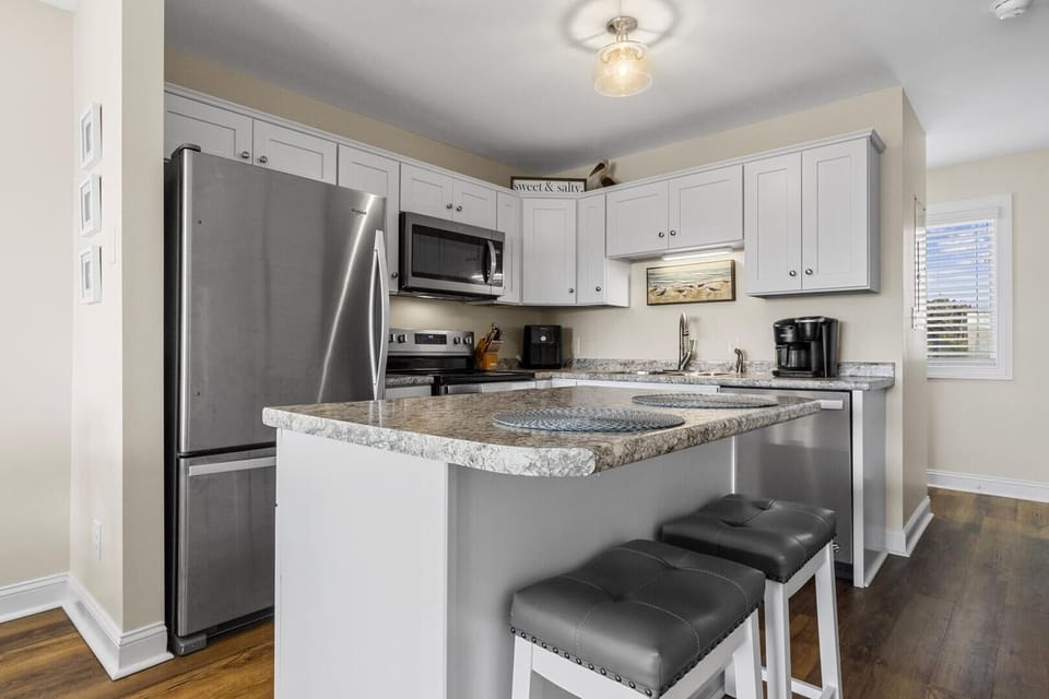 Condo, 2 Bedrooms | Private kitchen | Fridge, oven, coffee/tea maker, toaster