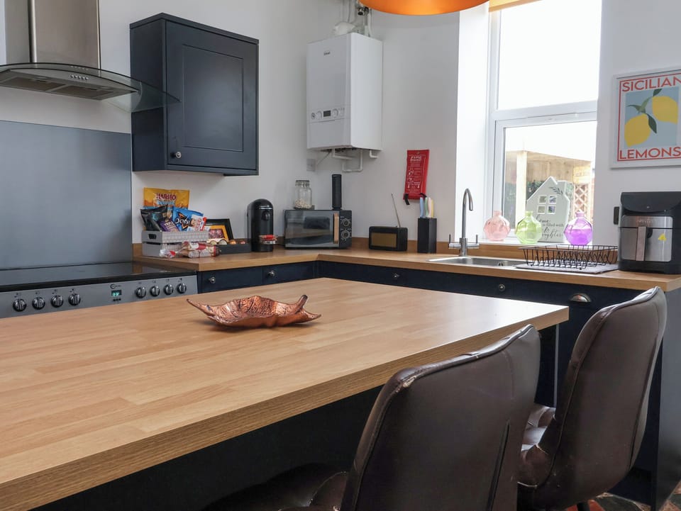 Cottage | Private kitchen | Fridge, dishwasher, electric kettle, toaster