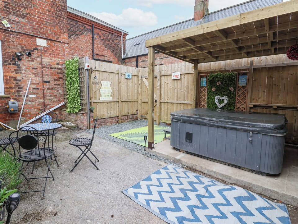Cottage | Outdoor spa tub