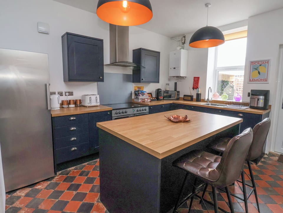 Cottage | Private kitchen | Fridge, dishwasher, electric kettle, toaster