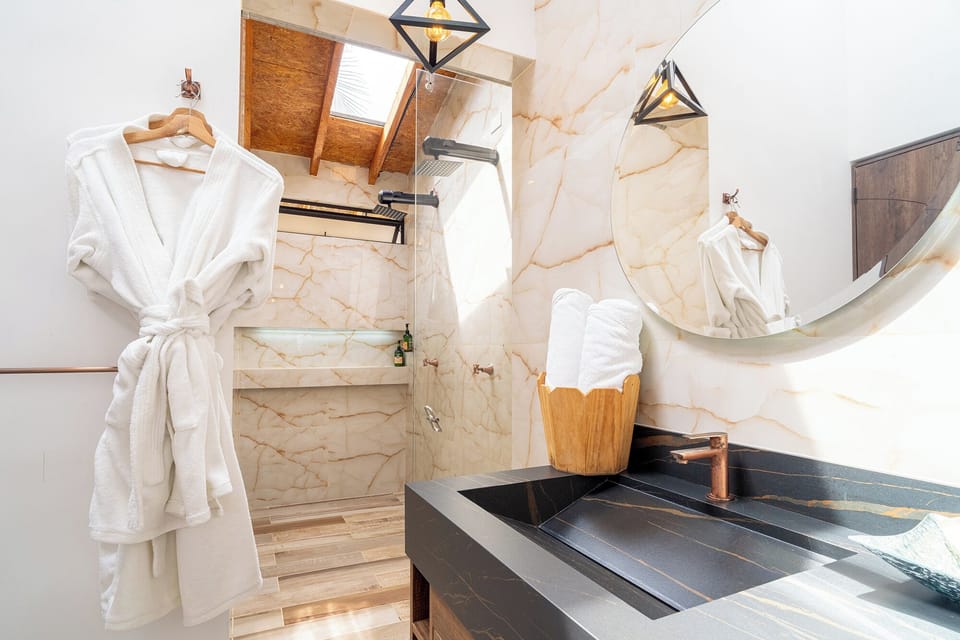 Elite Double Room | Bathroom | Shower, rainfall showerhead, free toiletries, hair dryer