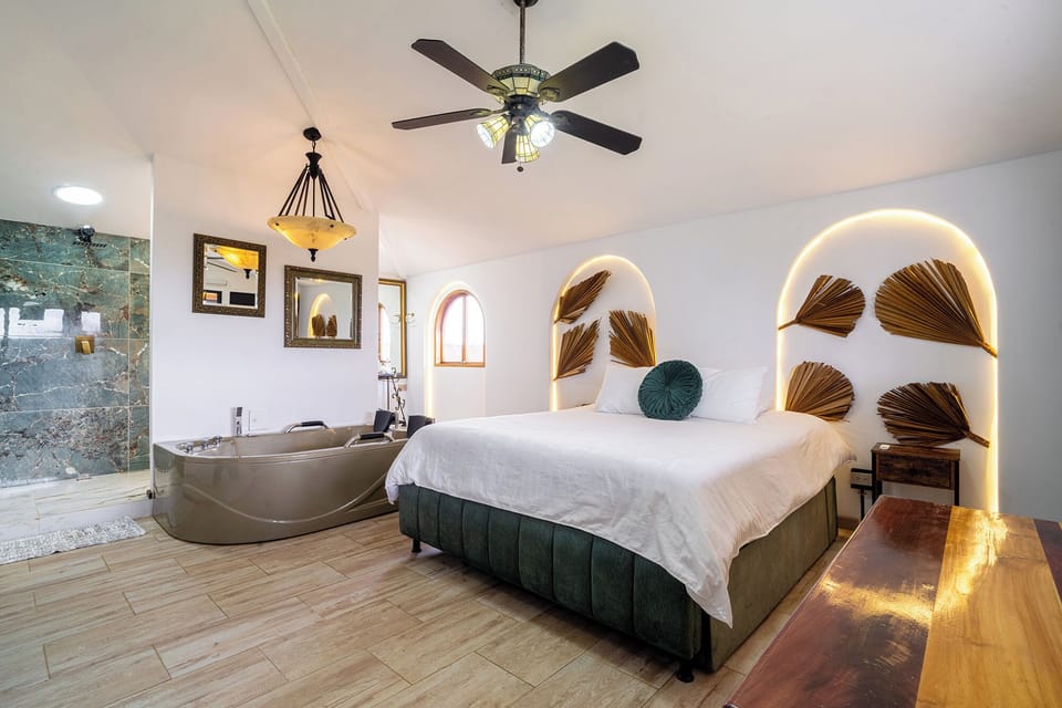 Deluxe Room | Premium bedding, down comforters, pillowtop beds, minibar