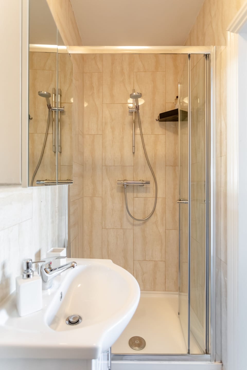 Deluxe Double Room, 1 Double Bed, Ensuite | Bathroom | Hair dryer, towels, soap, shampoo