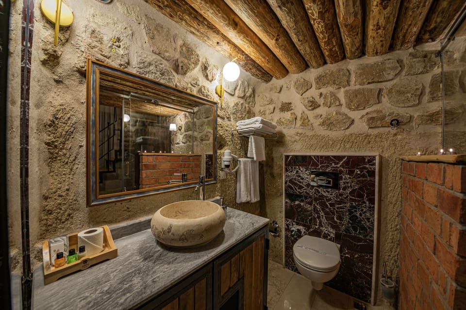 Design Duplex, 1 Bedroom | Bathroom | Shower, rainfall showerhead, free toiletries, hair dryer