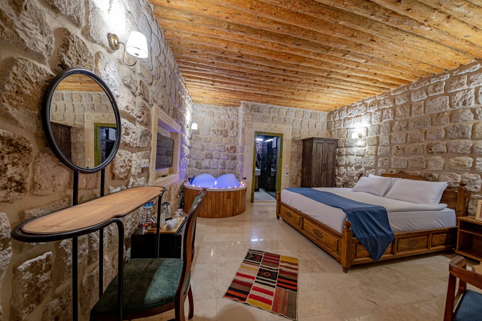 Deluxe Room | 1 bedroom, premium bedding, minibar, individually decorated