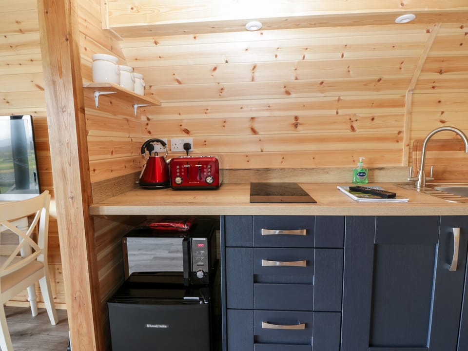 Fridge, cookware/dishes/utensils