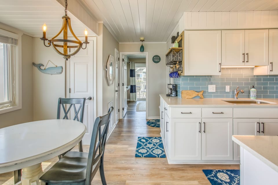 Kitchen & Dining Area