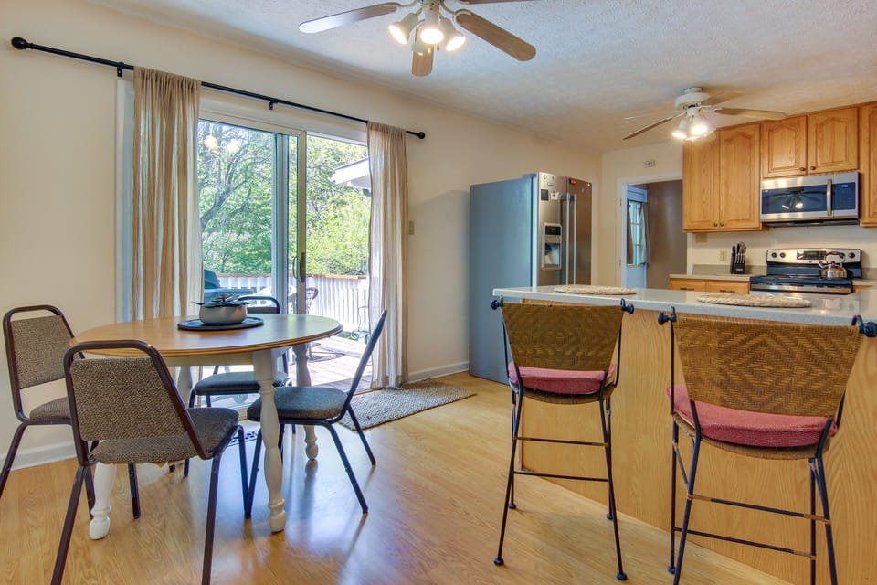 Dining Area | Dishware & Flatware Provided | Trash Bags & Paper Towels Provided