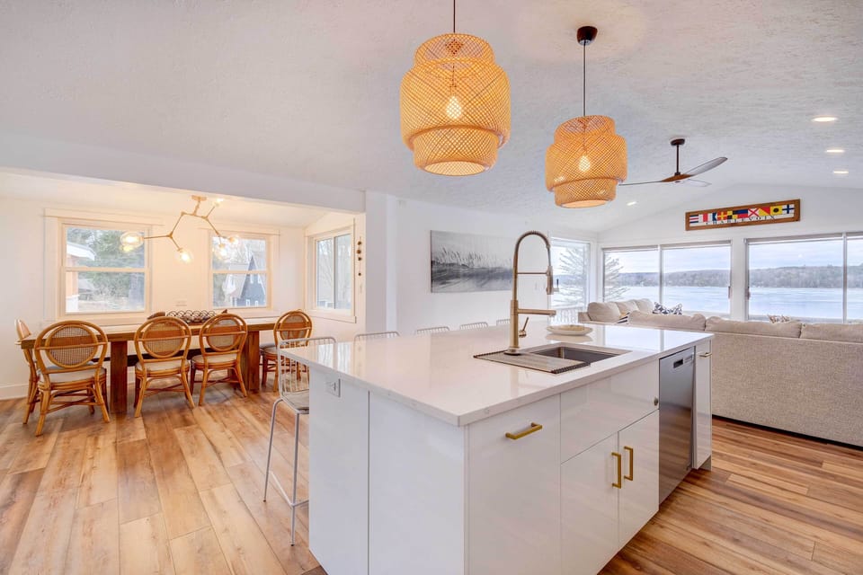 Kitchen | Coffee Maker | Paper Towels/Trash Bags Provided