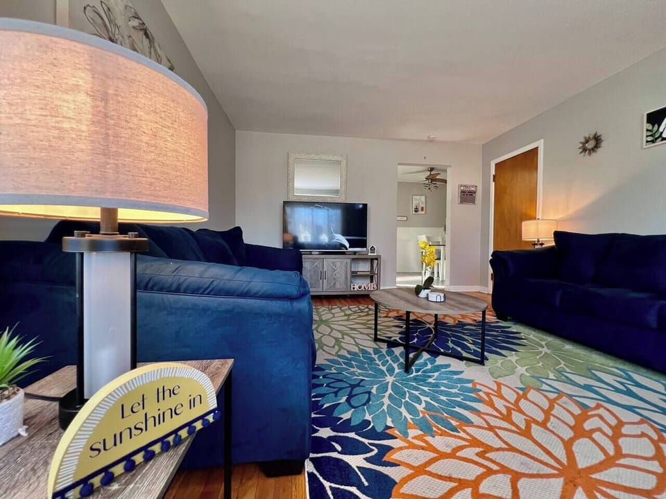Living Room w Smart TV