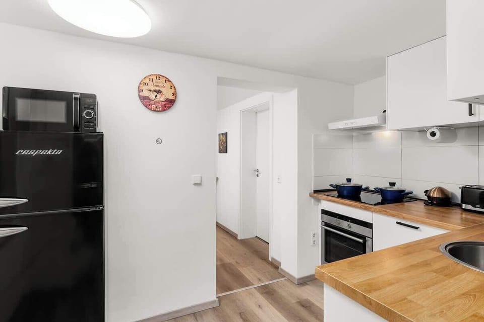 Gefrier-Kühlschrank und Mikrowelle sind ebenso vorhanden.