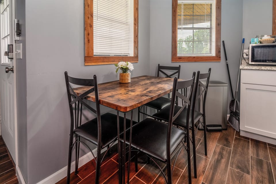Seating for 4