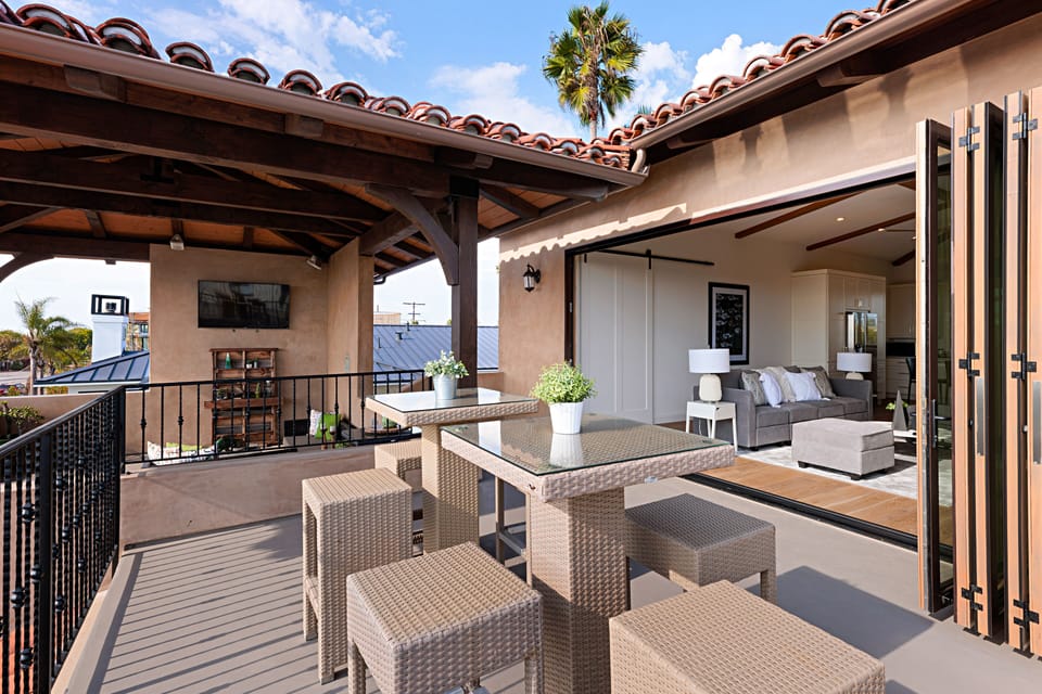 Spacious rooftop patio