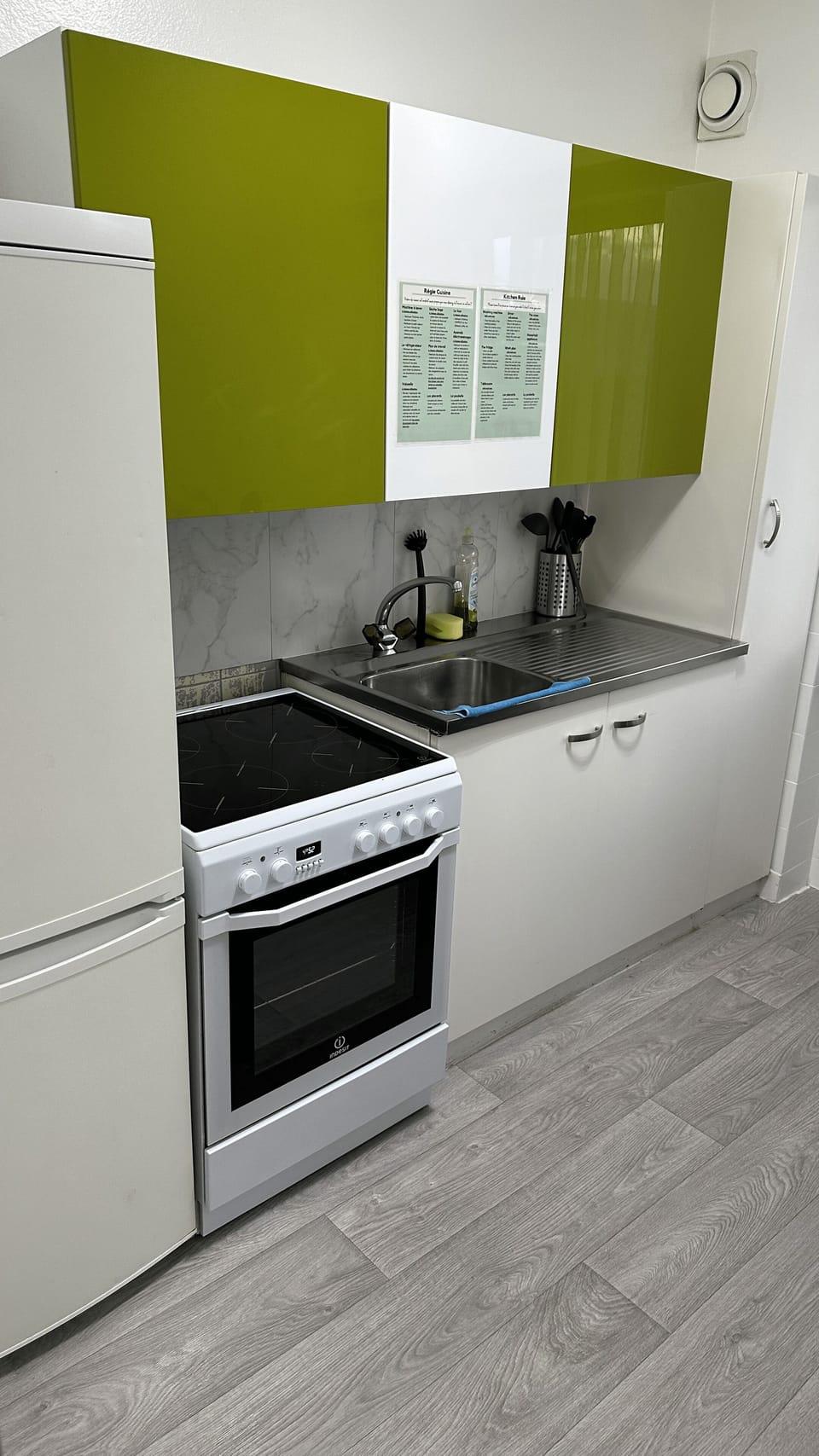 Full-size fridge, microwave, oven, stovetop