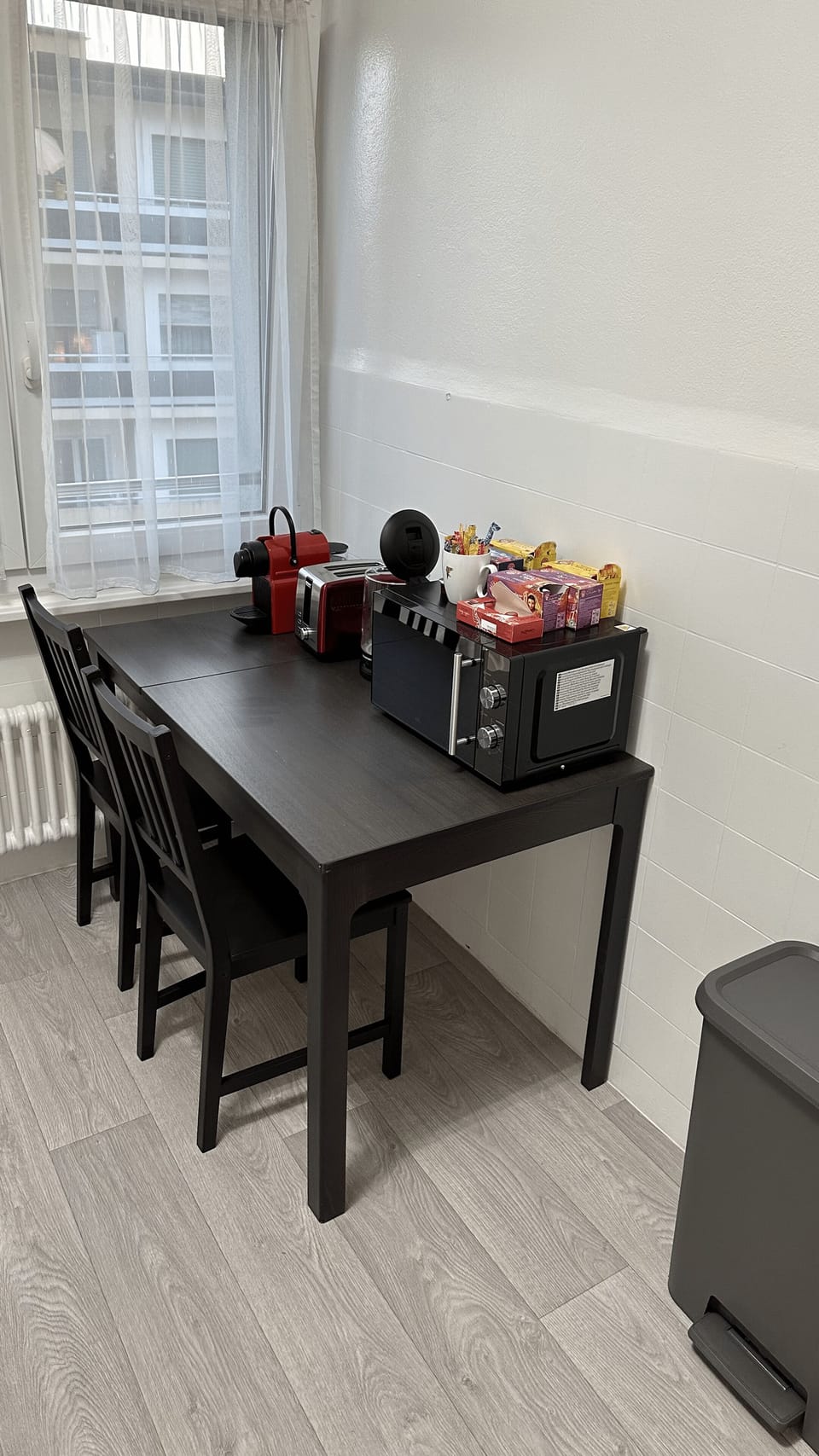 Full-size fridge, microwave, oven, stovetop