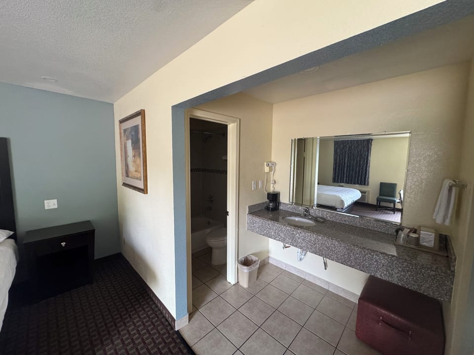 Standard Single Room, 1 King Bed, Non Smoking | Bathroom | Bathtub, towels, soap, shampoo