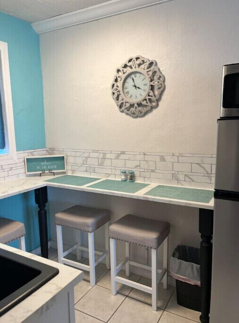 Side counter tops with stools
