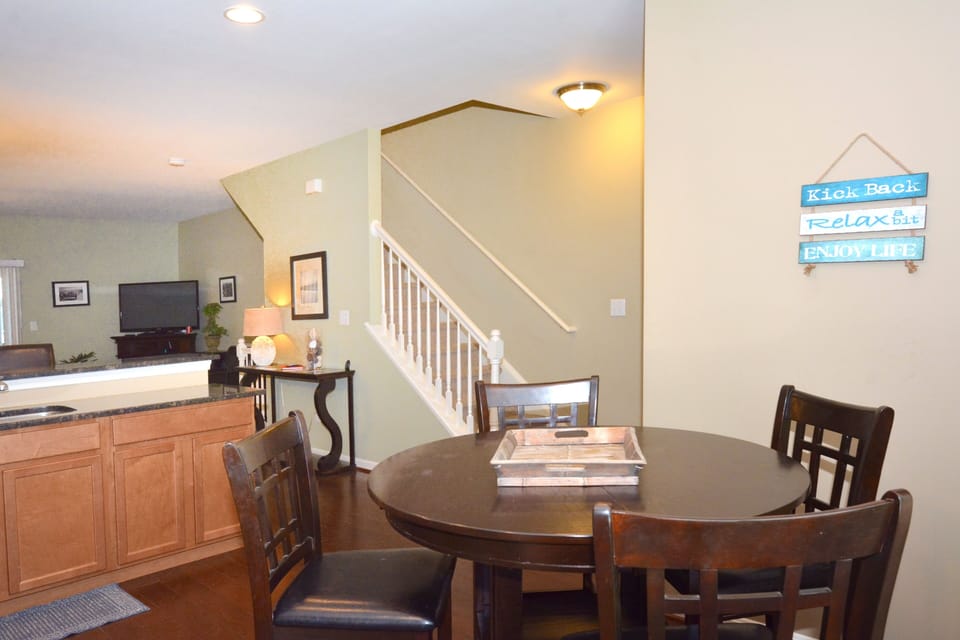 Eat-In Kitchen