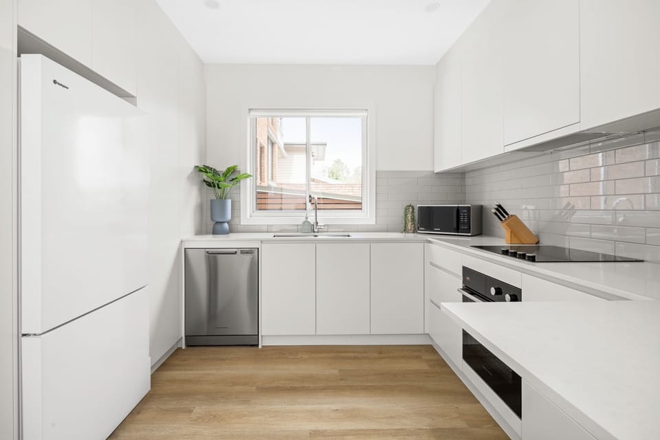 Full-size fridge, microwave, oven, stovetop
