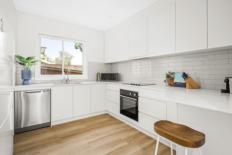 Full-size fridge, microwave, oven, stovetop