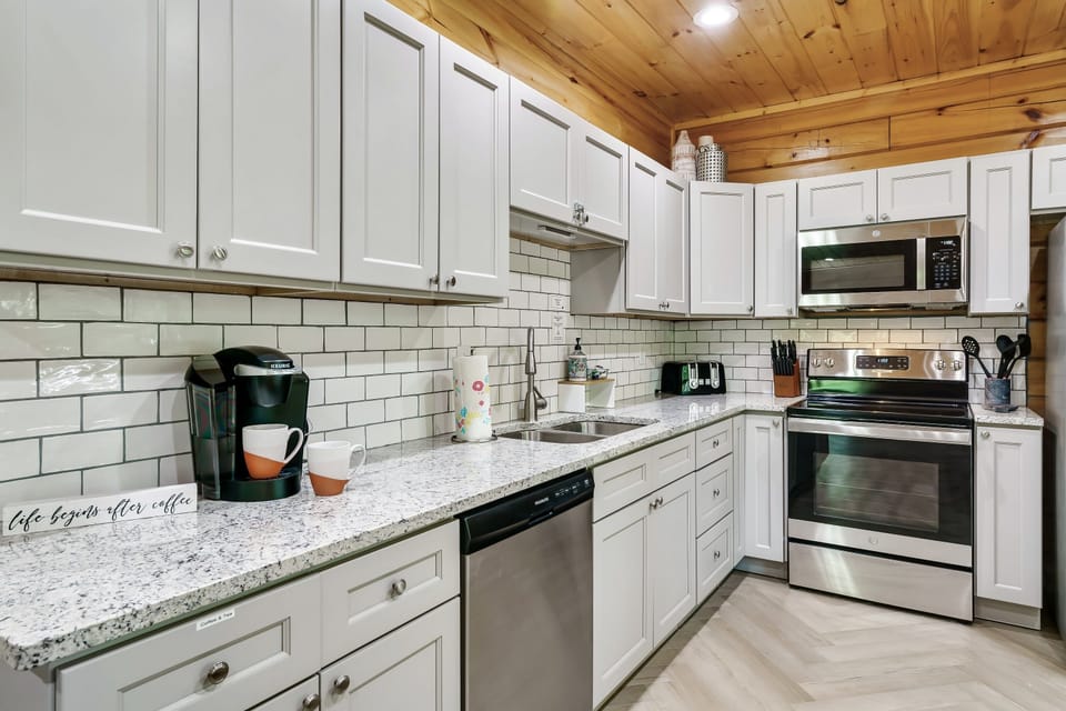 Cooking meals is a breeze in this fully equipped kitchen. We even have a pie dish to use for Thanksgiving...or any time of year. 