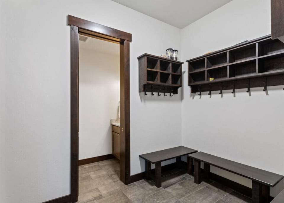 320B Big Mountain Haus Mudroom