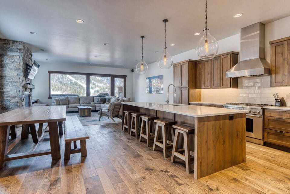 320A WoodRun Kitchen with Island Seating