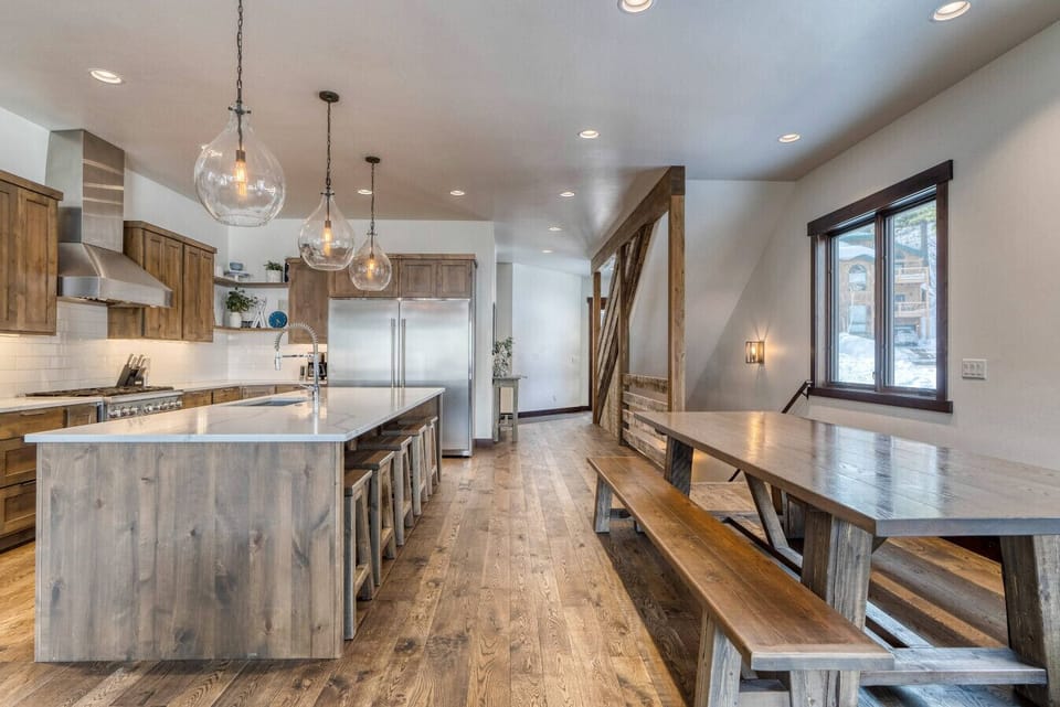 320A WoodRun Kitchen with Island Seating