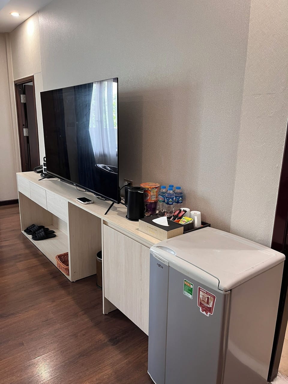 Flat-screen TV, fireplace