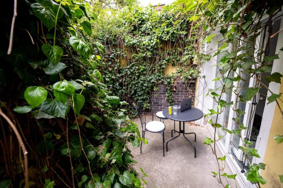 Genieße einen Drink auf der privaten (fast sichtgeschützten) Terrasse!