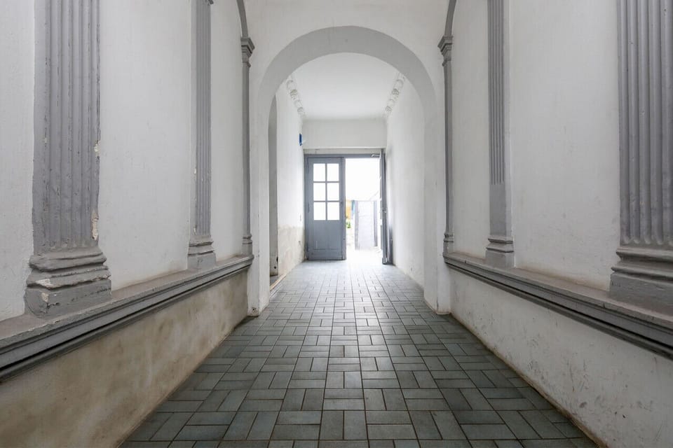 Der Flur in Richtung Ferienhaus.