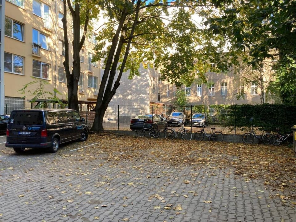 Du kannst kostenfrei auf dem Parkplatz 4 im Hinterhof parken. Du erreichst den Parkplatz über die Auffahrt von der Leibnizstraße gekennzeichnet mit 36/36a.