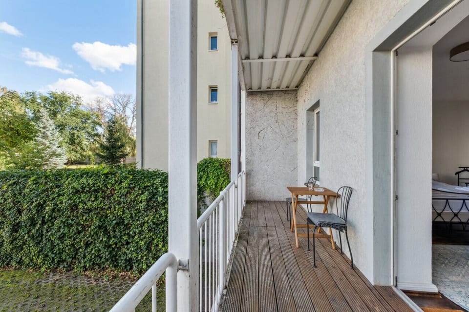 Großzügig geschnittener Balkon zu dem ruhigen Innenhof (begehbar von Schlafzimmer 2).