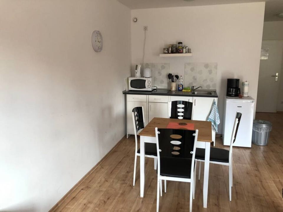 Einladendes Esszimmer mit Küchenzeile