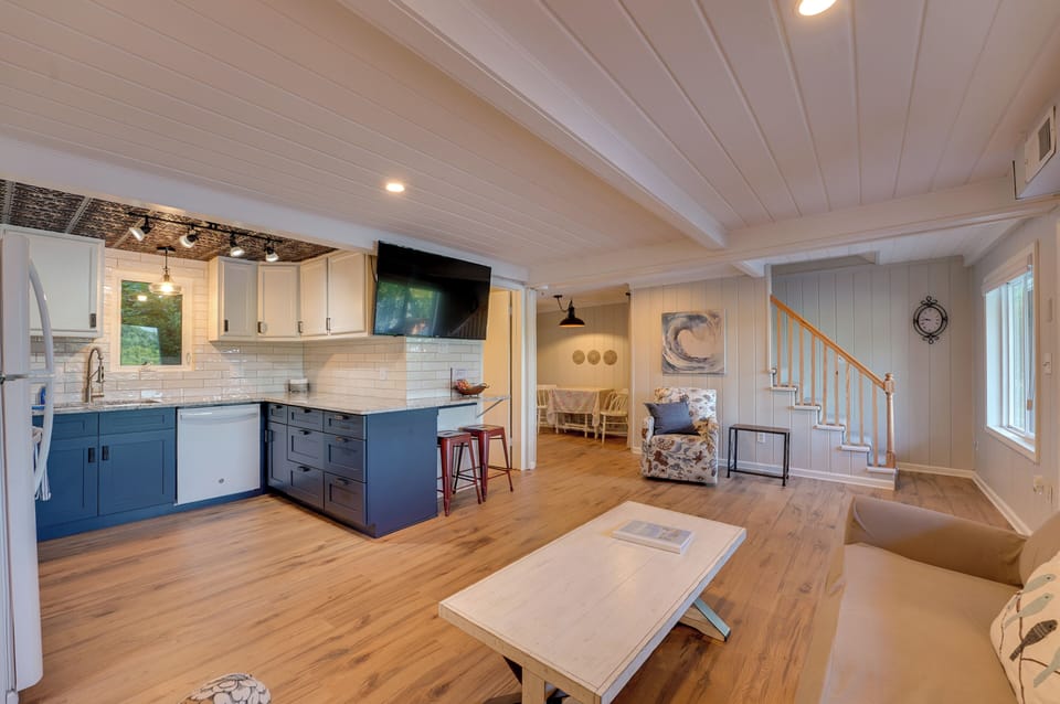 Living Room | 2 Kayaks Provided | Expansive Lake Views