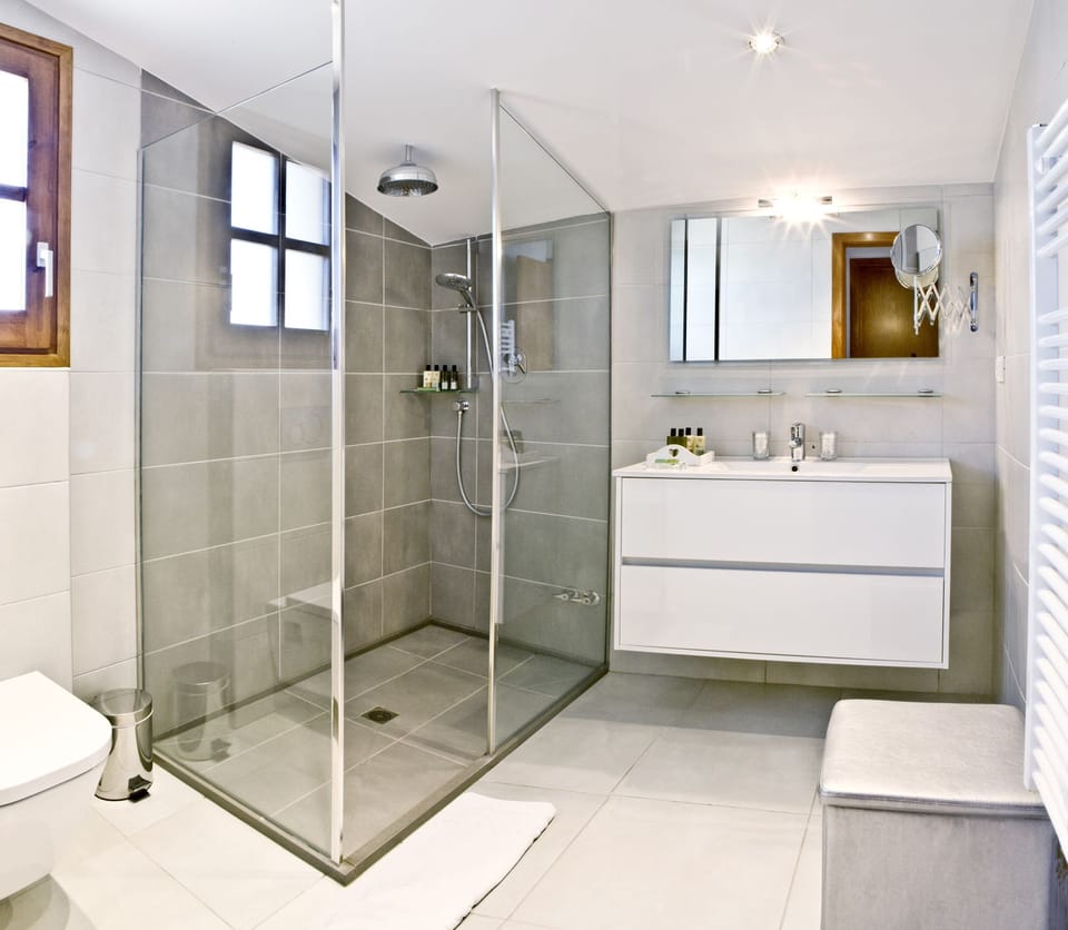 Superior Room, Balcony | Bathroom | Shower, rainfall showerhead, free toiletries, hair dryer