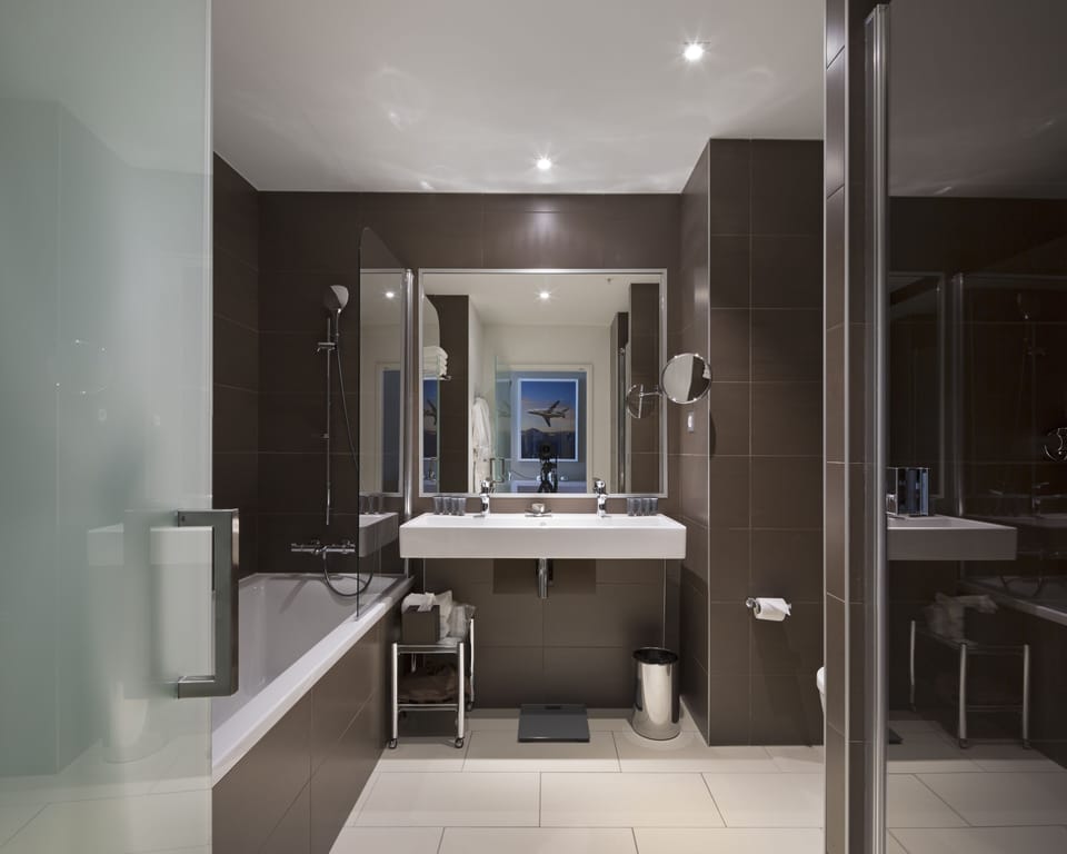 Room, 1 Double Bed | Bathroom | Shower, free toiletries, hair dryer, towels