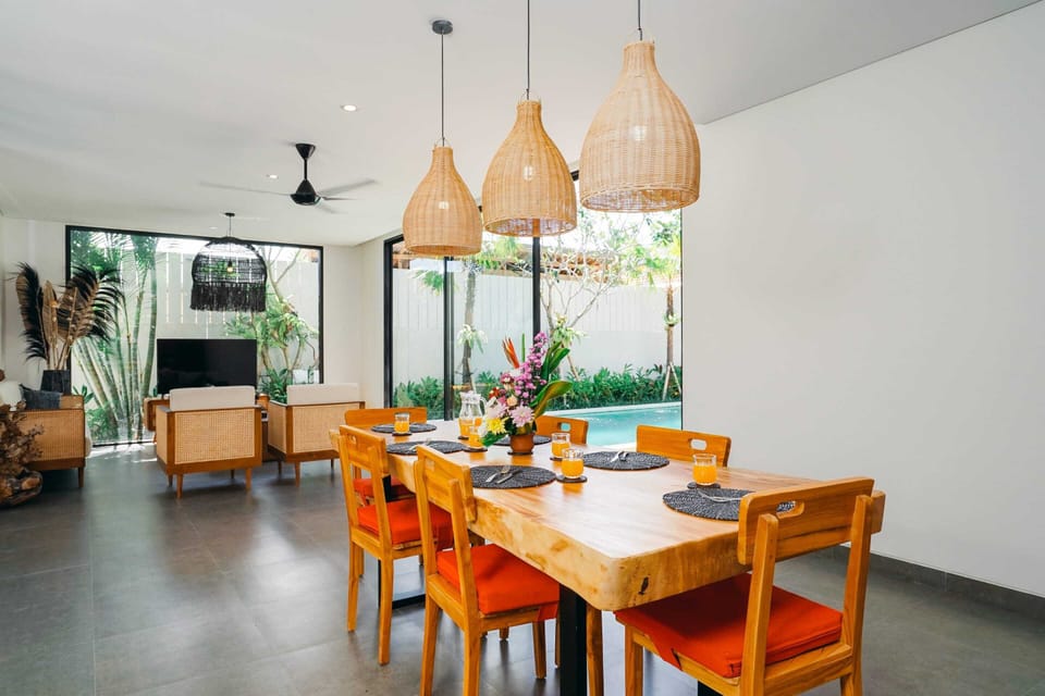 Basic Villa, Multiple Beds | Dining