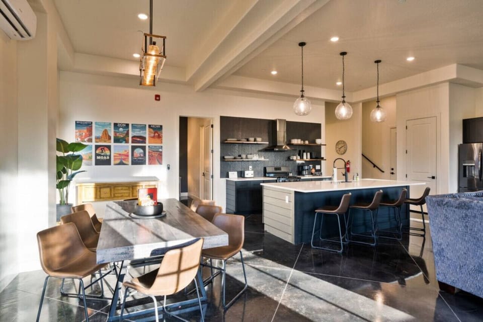 Main Kitchen/Dining (Seats 12)