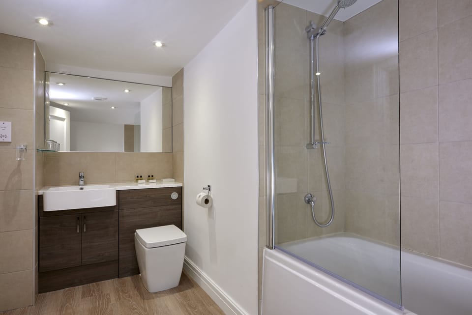 Combined shower/tub, free toiletries, hair dryer, towels