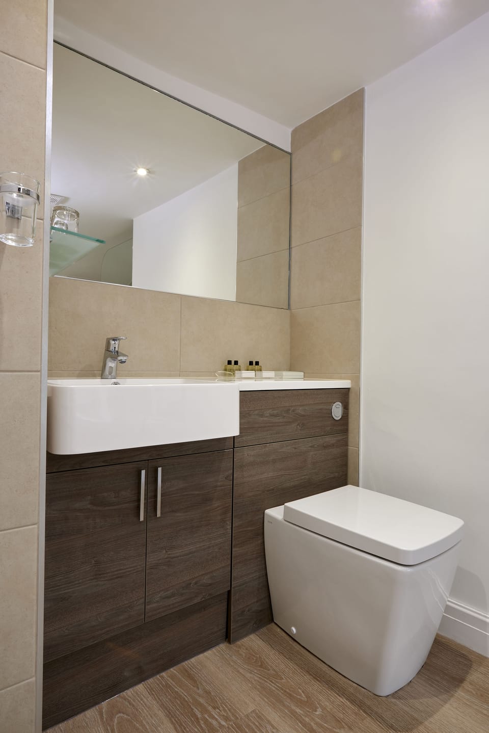 Combined shower/tub, free toiletries, hair dryer, towels