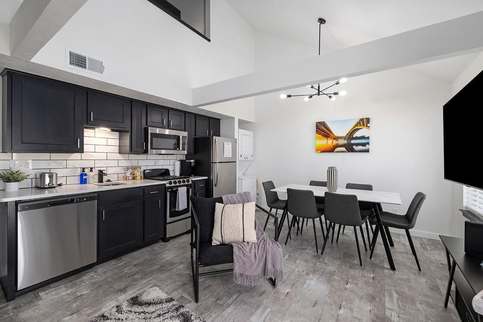 Kitchen / Dining Area