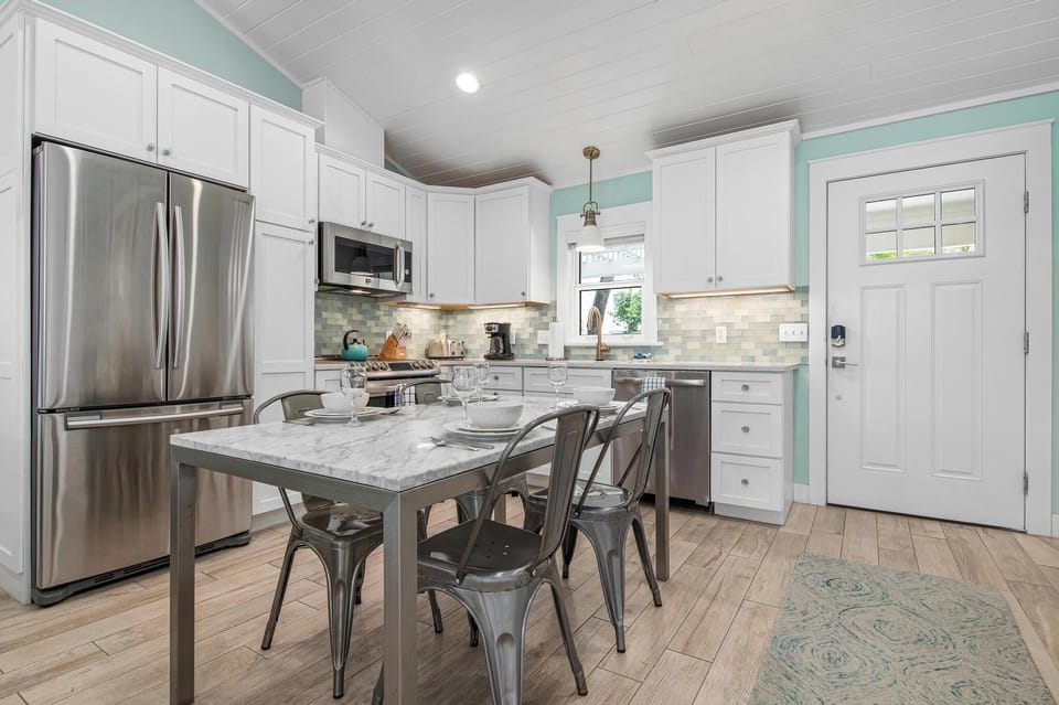 Eat-in kitchen with space for everyone