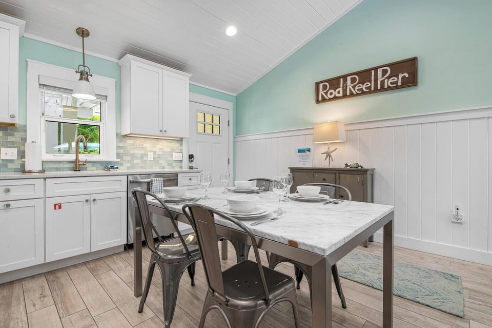 Cheerful and beachy decor
