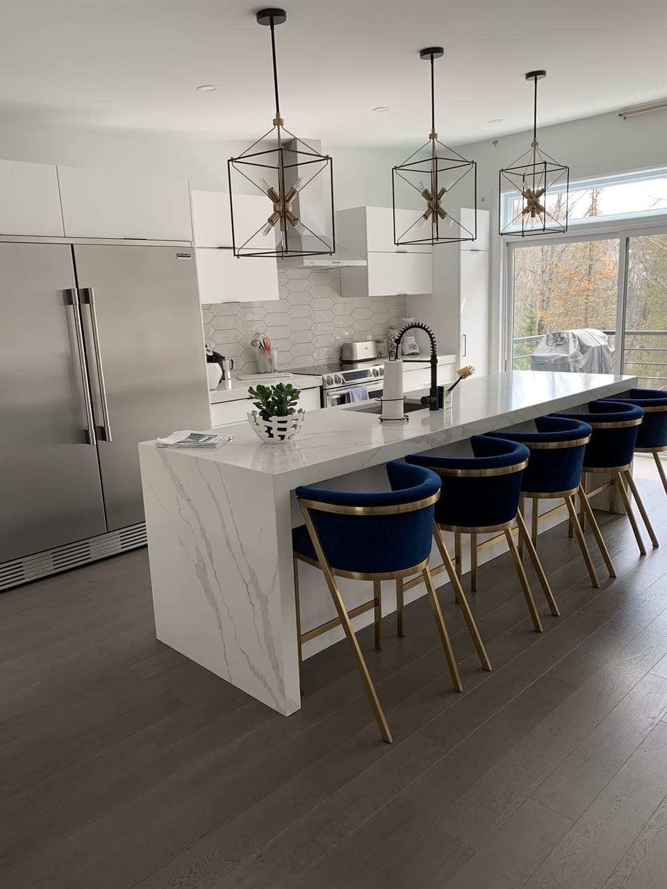 Island Counter and Kitchen Seating Area for snacks and breakfast