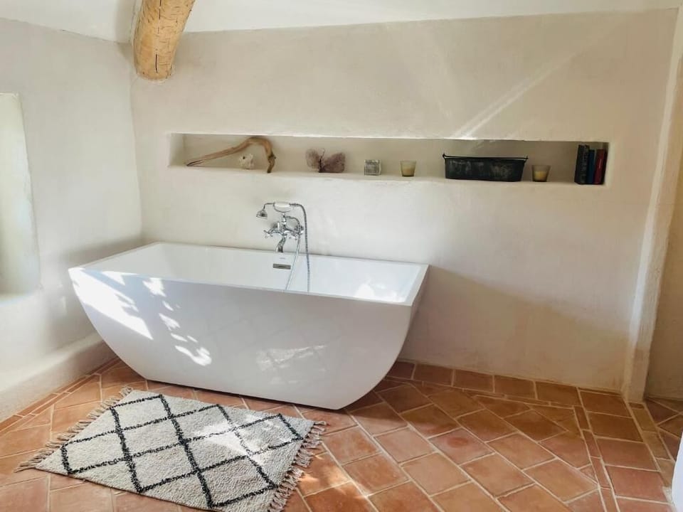 Family Quadruple Room | Bathroom | Towels, soap, toilet paper