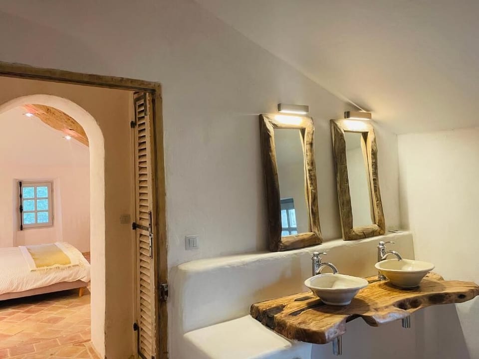 Family Quadruple Room | Bathroom | Towels, soap, toilet paper